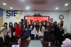 ”印度尼西亚留学生曾馨榕则感伤道：“通过